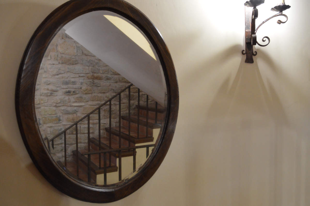 Detalle de la escalera reflejada en un espejo